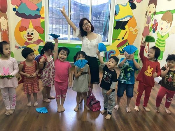 Ảnh của bé và cô trò dễ thương