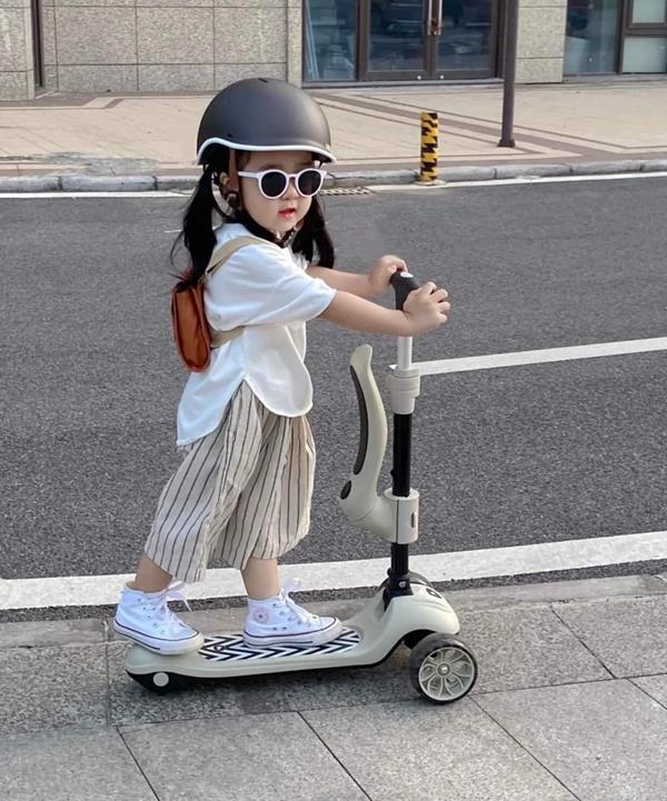 Hình ảnh bé đi xe trượt scooter