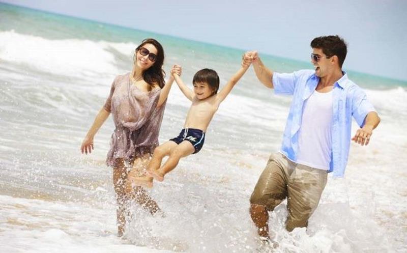 Hình ảnh về gia đình nhỏ cùng nhau đi biển