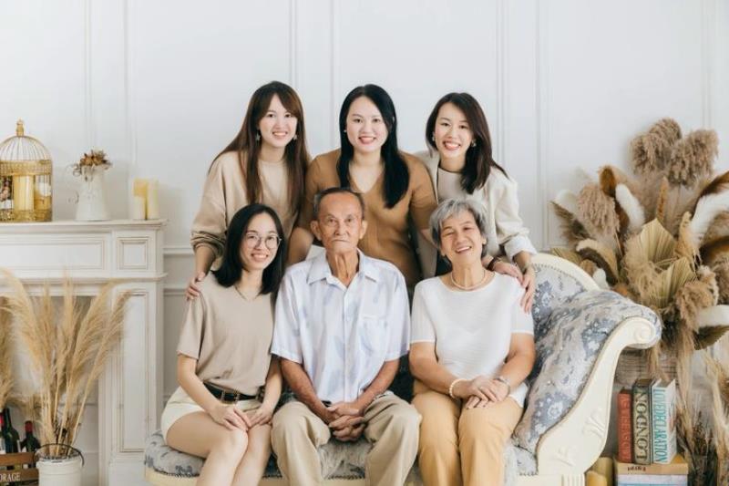 Hình gia đình 6 người