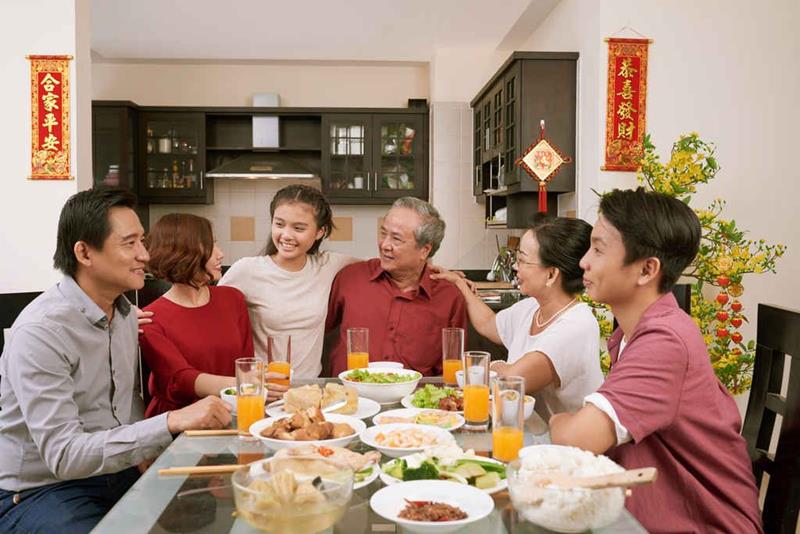 Ảnh gđ ăn cơm tết ấm cúng cùng nhau