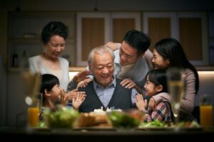 Ảnh gia đình hạnh phúc bên ông