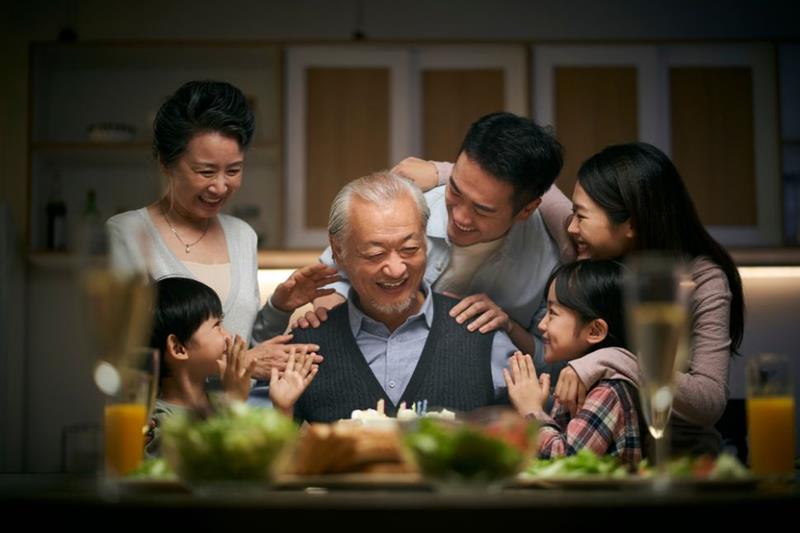 Ảnh gia đình hạnh phúc bên ông