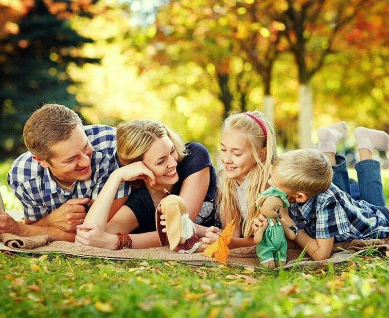 Hình nền gia đình 4 người trò truyện cùng nhau