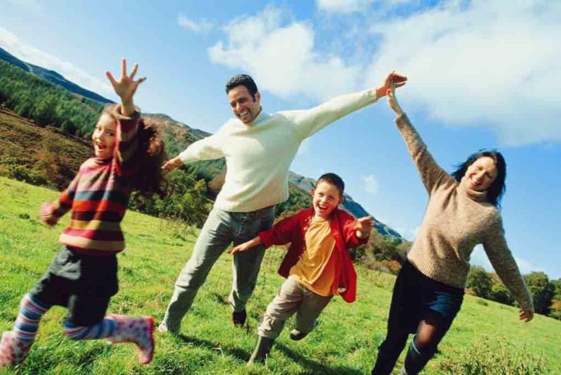 Hình gia đình vui vẻ chạy nhảy