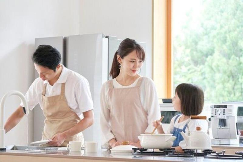 Hình gia đình 3 người cùng nhau vào bếp
