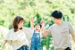 Ảnh gia đình 3 người vui vẻ bên nhau