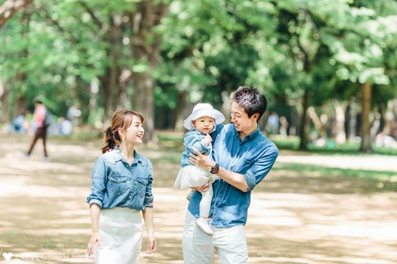 Hình gia đình 3 người đi daoh công viên