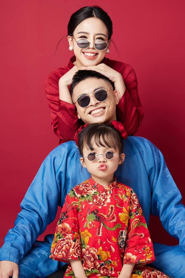 Ảnh chụp gia đình 3 người đeo kính đen siêu dễ thương