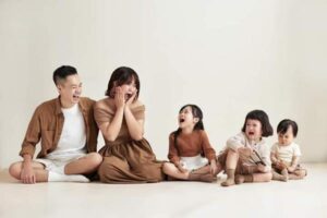 Hình nền gia đình 5 người hài hước