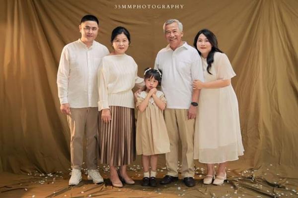 Hình nền gia đình 5 người 3 thế hệ