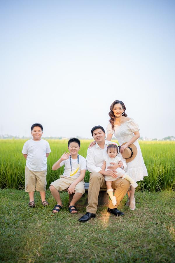 Ảnh gia đình 5 người bên đồng lúa