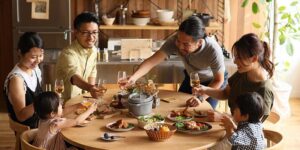 Hình ảnh bữa cơm gia đình hạnh phúc