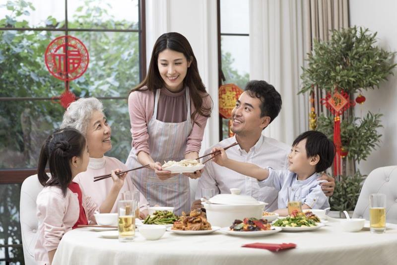 Hình ảnh bữa ăn gia đình ngày tết sum vầy