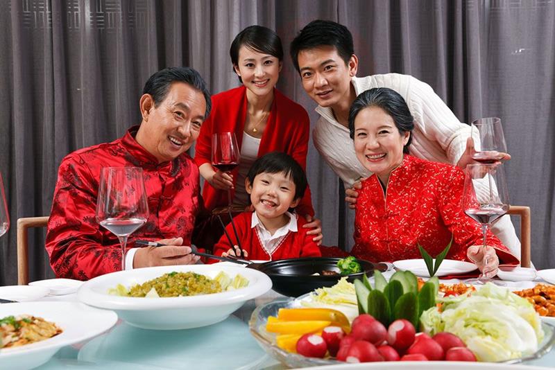 Ảnh cơm gia đình ngày tết cùng ông bà