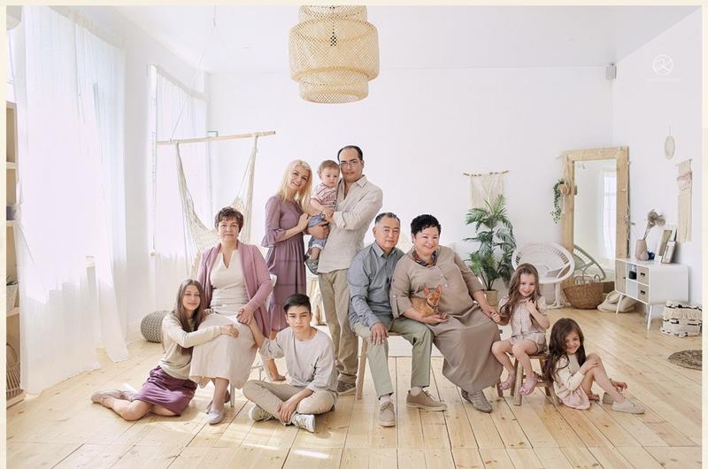 Ảnh gia đình 10 người 3 thế hệ yêu thương nhau