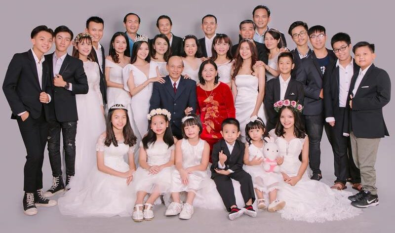 Ảnh gia đình 3 thế hệ đông con