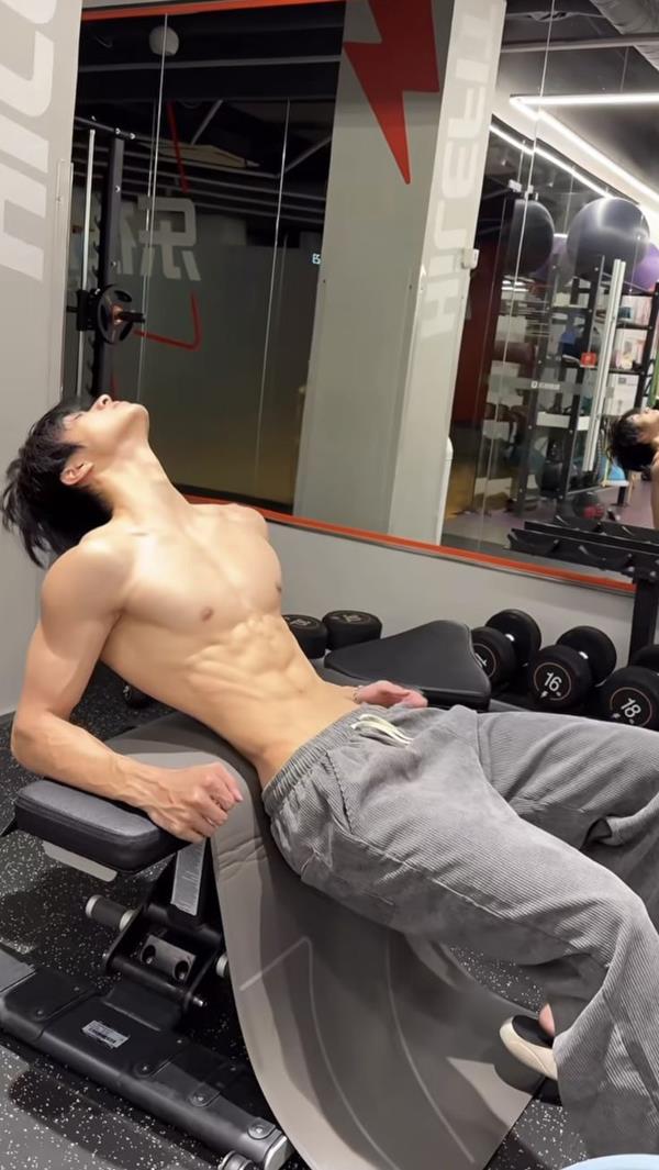 Ảnh trai gym "đốt mắt" người nhìn