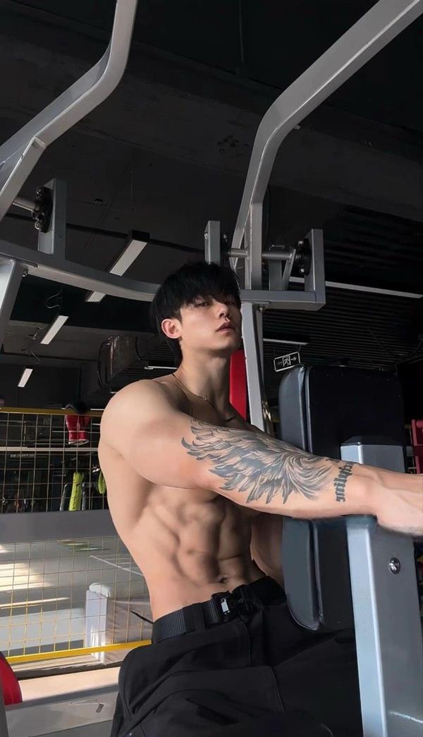 Hình ảnh trai tập gym cơ thể săn chắc