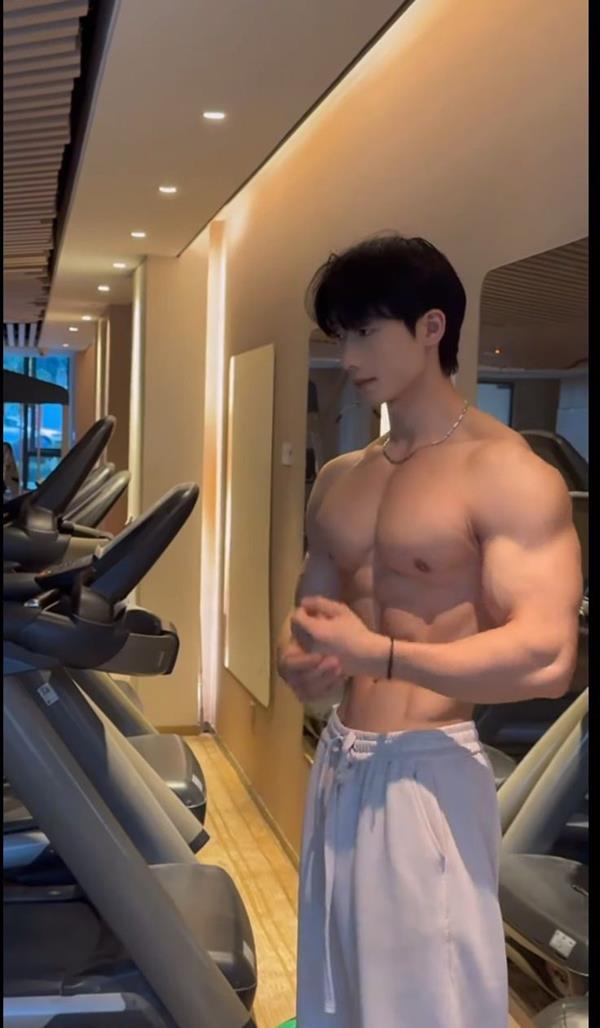 Hình ảnh trai tập gym body cơ bắp