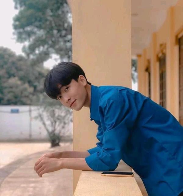 Ảnh học sinh nam mặc áo đoàn
