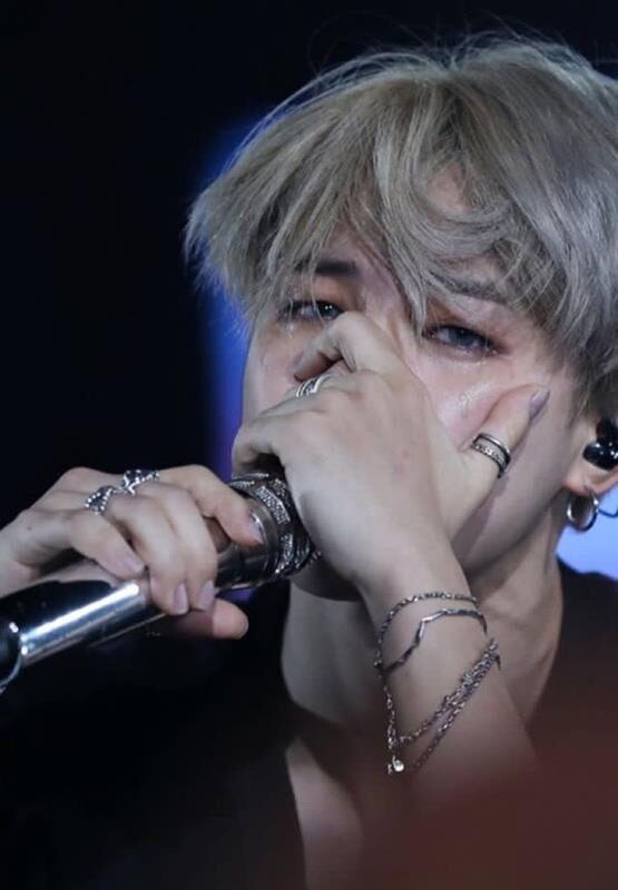 Trai đẹp buồn idol kpop khóc