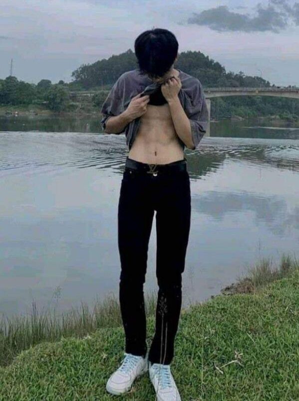 Hình ảnh body nam đẹp che mặt