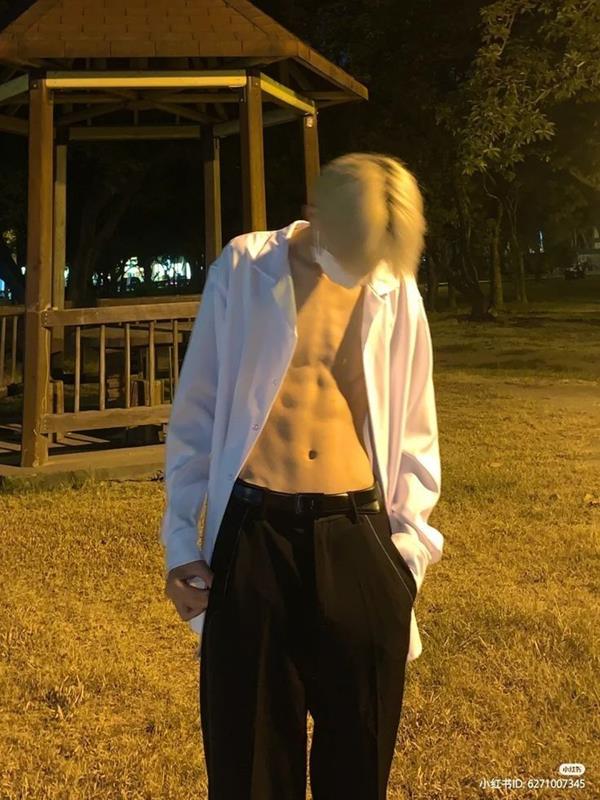 Ảnh body nam đẹp che mặt dưới ánh đèn vàng