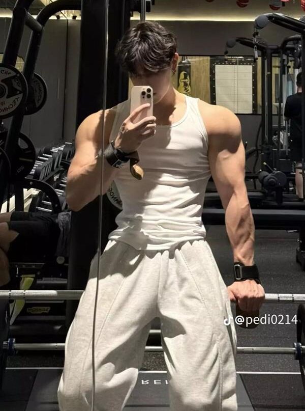 Ảnh tập gym nam che mặt selfie