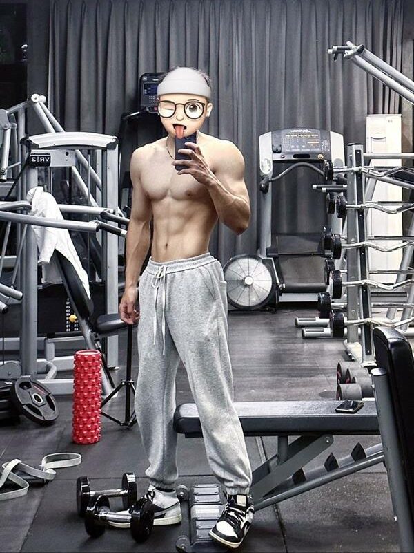 Ảnh tập gym nam che mặt filter