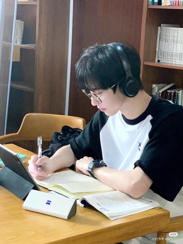 Ảnh sinh viên nam trong giờ tự học