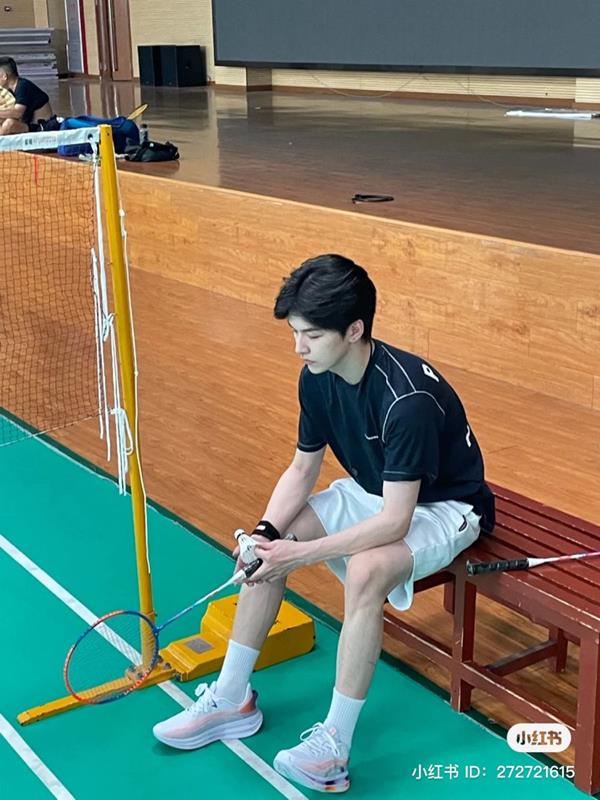 Ảnh nam sinh chơi cầu lông