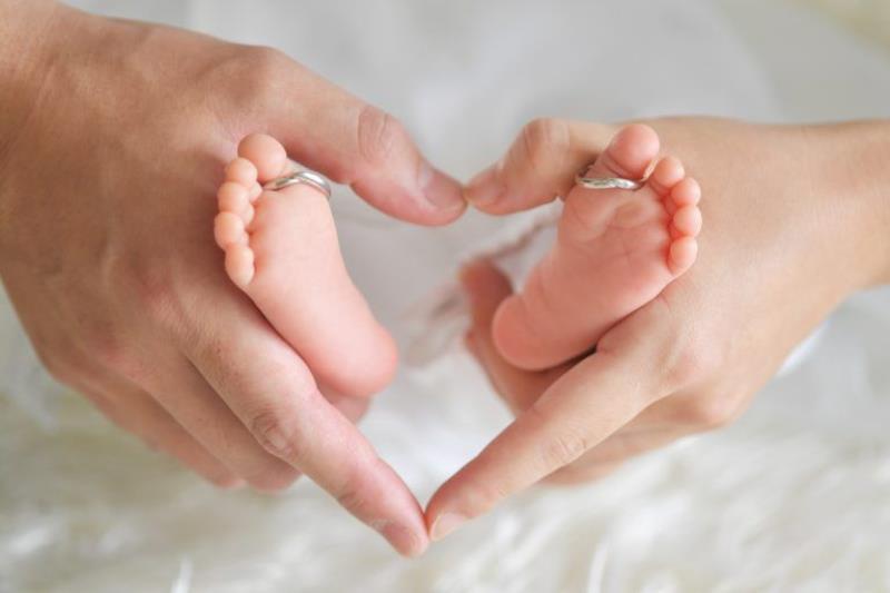 Hình bàn chân em bé và tay mẹ 