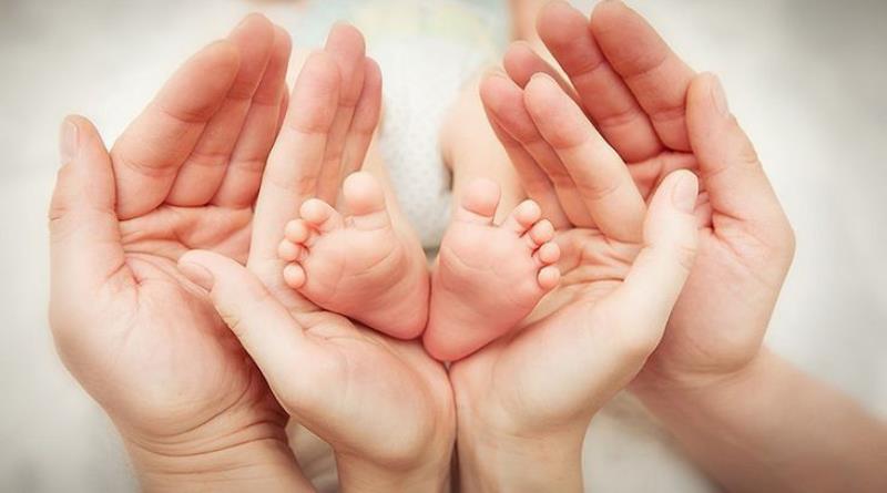 Hình bàn chân em bé và tay bố mẹ 