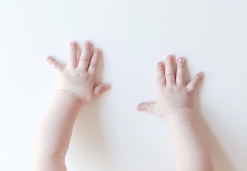 Ảnh bàn tay em bé trắng trẻo cute