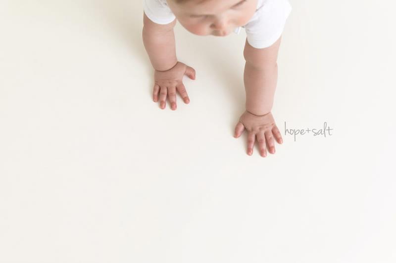 Hình ảnh bàn tay bé đang tập bò
