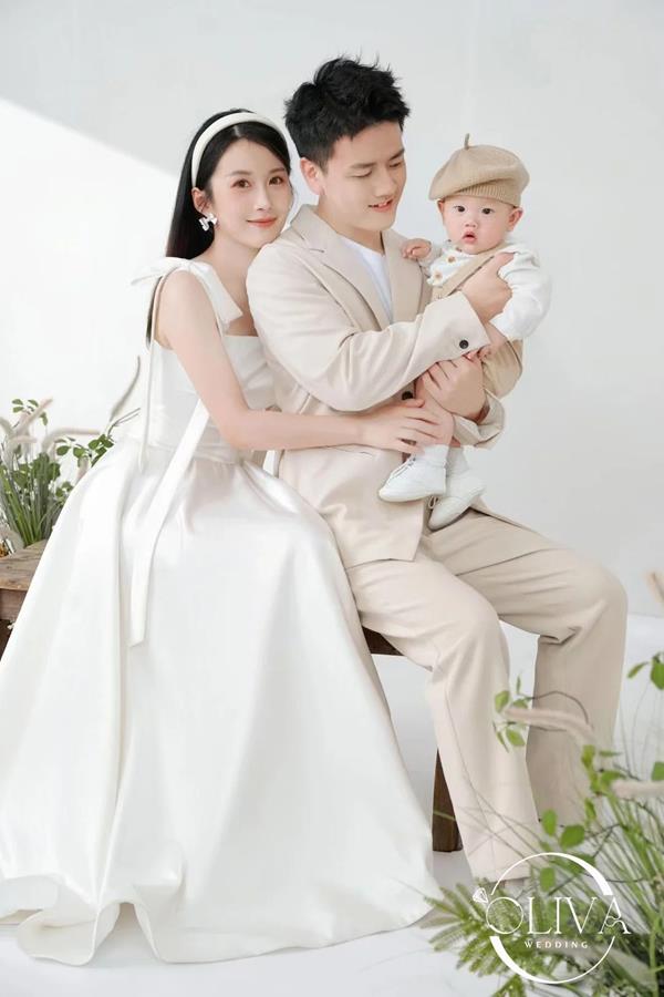 Ảnh sinh nhật bé trai và bố mẹ dễ thương