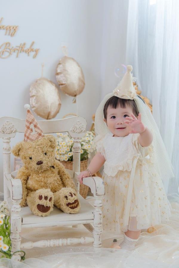 Hình thôi nôi bé gái cùng bé gấu bông cute