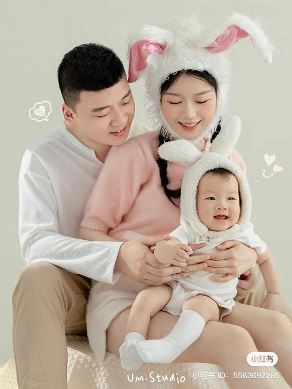 Ảnh sinh nhật bé gái 1 tuổi và bố mẹ cười dịu dàng