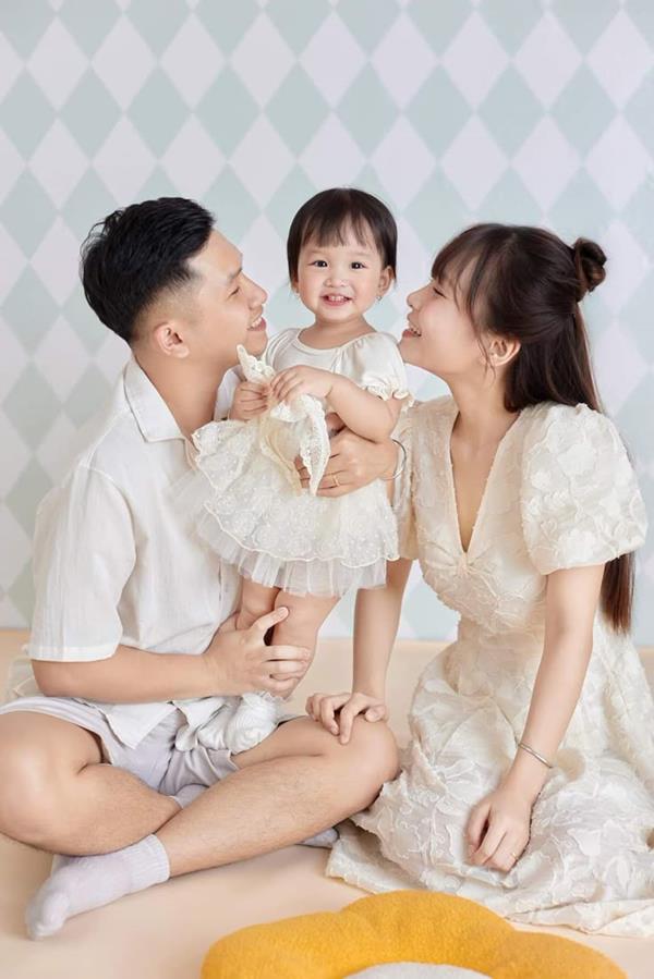 Ảnh sinh nhật bé gái 1 tuổi và bố mẹ hạnh phúc