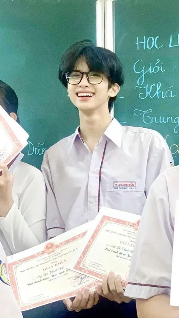 Hình ảnh trai đẹp k9 nhân giấy khen