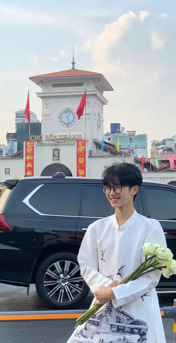 Hình ảnh trai đẹp k9 cầm hoa cười tươi