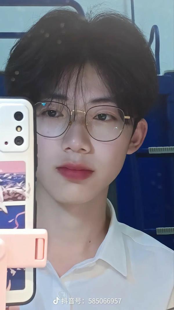 Ảnh trai k9 đeo kính selfie