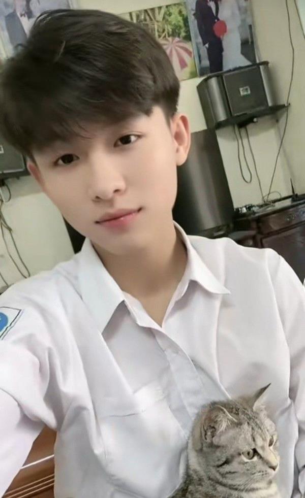Ảnh trai đẹp 2k9 mặc sơ min trắng