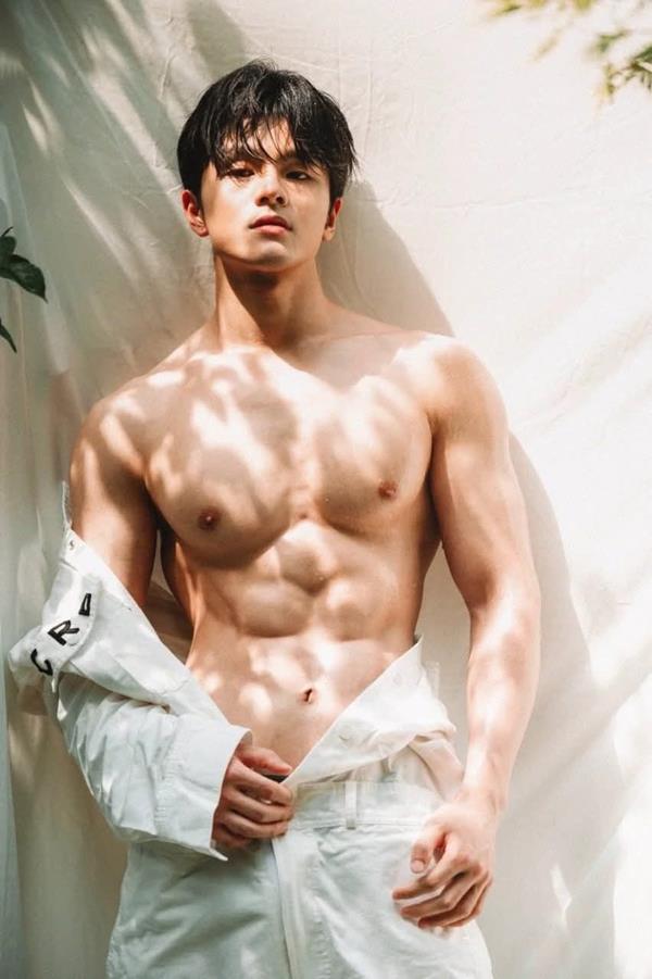 Ảnh body nam đẹp dưới nắng vàng
