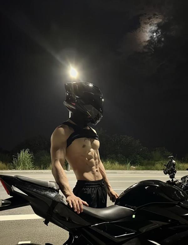 Hình trai 6 múi che mặt cùng moto siêu ngầu