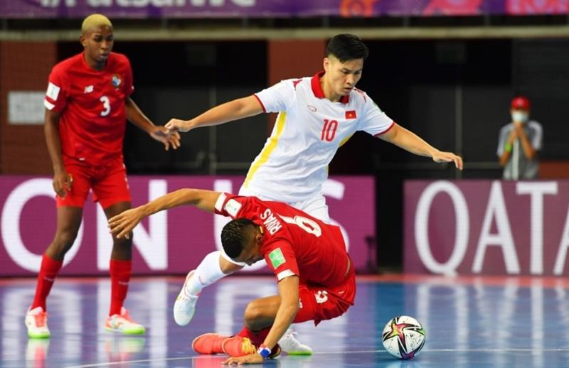 Ảnh trai đá banh futsal đẹp đang tranh chấp bóng