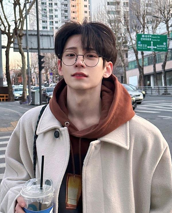 Ảnh trai cute đeo kính