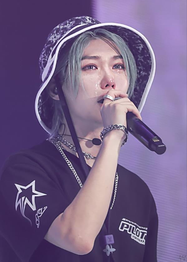 Ảnh trai kpop xúc động buồn khóc trên san khấu