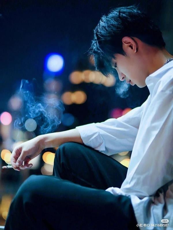 Hình ảnh nam Hàn Quốc buồn hút thuốc
